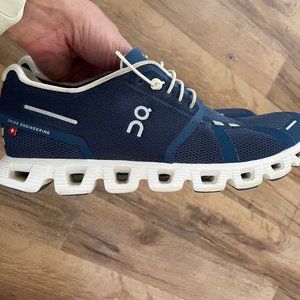 On Cloud 5 shoes, Women's US Size 8